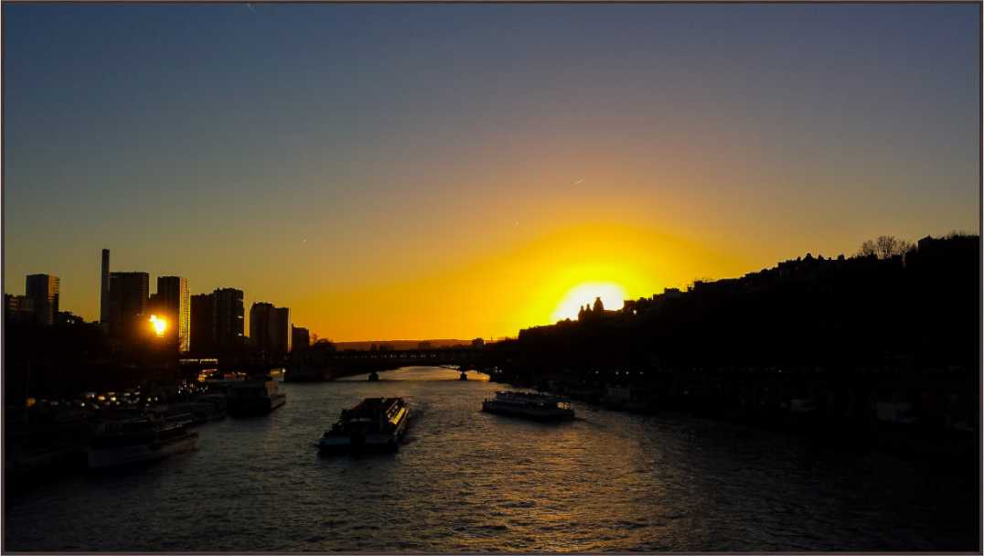 Main image Coucher de Soleil Romantique sur la Seine
