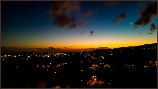 Main image Ciel profond et ville illuminée à l'heure bleue
