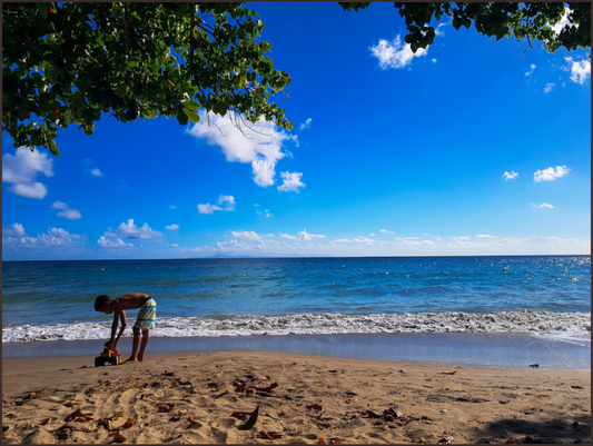 Main image Un Enfant Joue au Bord de la Plage