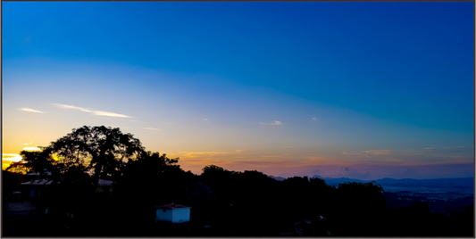 Main image Vue Dramatique sur la Vallée Tropicale après l'Averse, Toits Résidentiels en Premier Plan