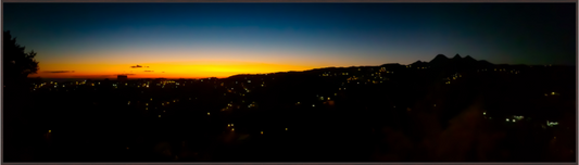 Main image Grand panorama de nuit d'une ville illuminée au crépuscule