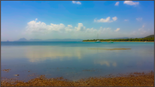 Main image Plage Eau Turquoise Réflective et Voiliers