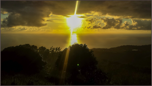 Main image Rayons du Soleil Flamboyant à Perces les Nuages