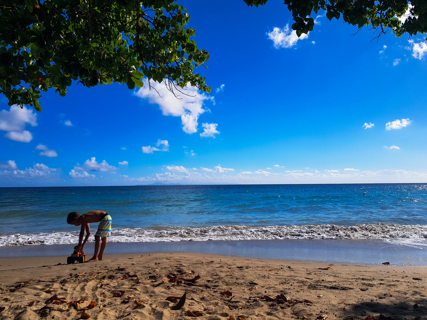 Un Enfant Joue au Bord de la Plage