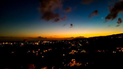Ciel profond et ville illuminée à l'heure bleue