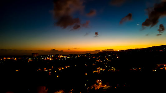 Ciel profond et ville illuminée à l'heure bleue