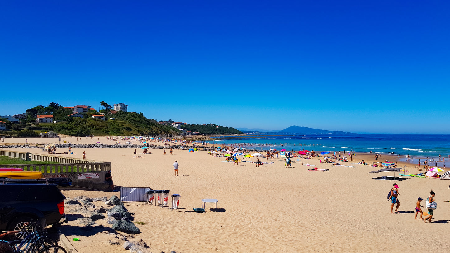 Journée ensoleillée sur une plage animée
