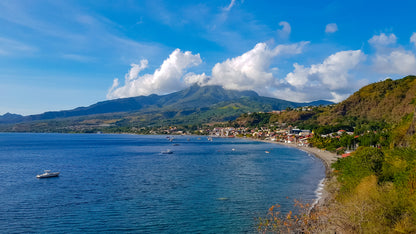 Vue d'un Village Côtier et d'un Volcan