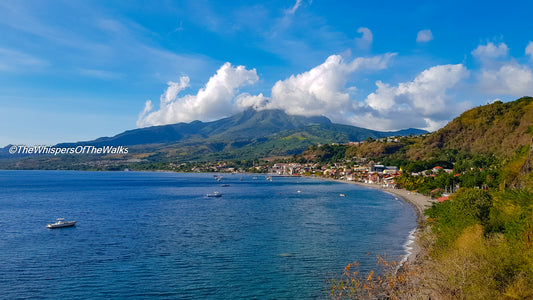 Vue d'un Village Côtier et d'un Volcan