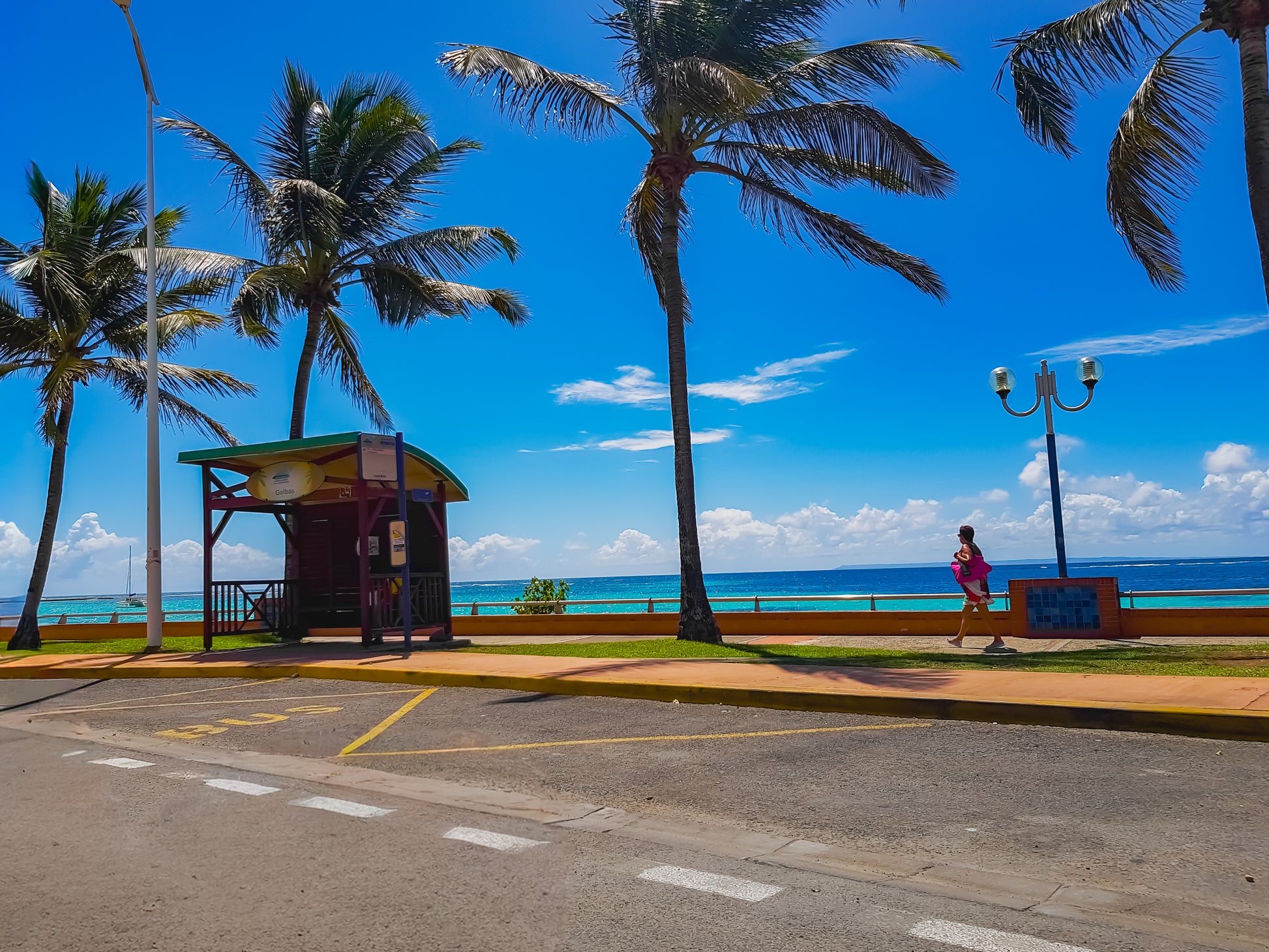 Main image Arrêt de Bus, Palmiers en Bord de Mer