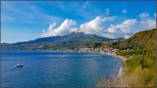Main image Vue Panoramique du Village Côtier et d'un Volcan