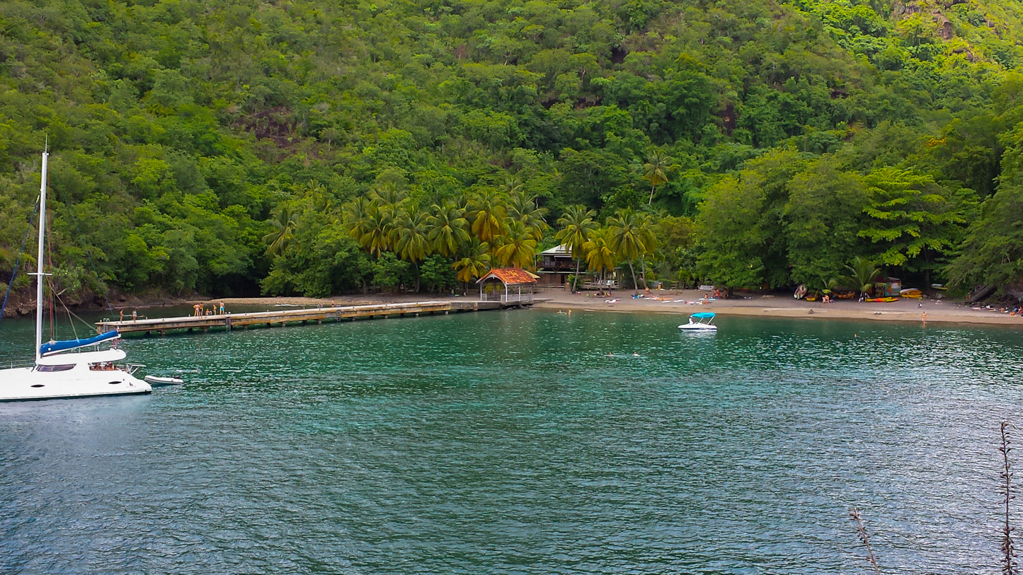 Voilier Ancré dans une Crique