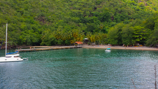 Voilier Ancré dans une Crique