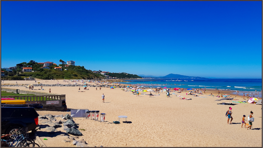 Main image Journée ensoleillée sur une plage animée